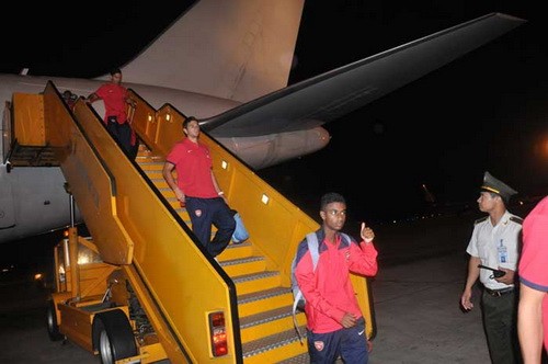 Các cầu thủ Arsenal đến Việt Nam (ảnh: Thanh Niên)